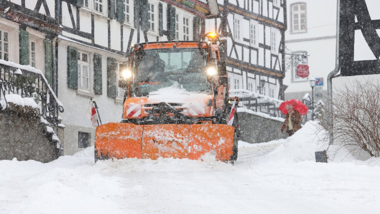 Photo of foto | Un val de aer polar a lovit nordul și vestul Europei. Sute de zboruri anulate din cauza ninsorilor abundente și a poleiului